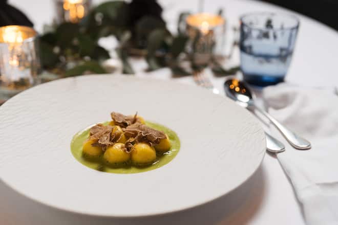 Getrüffelte Kartoffelgnocchi mit Schnittlauch Beurre blanc - Weihnachtsmenue von Stefan Jaeckel, Storchen Zuerich - November 2023 - Copyright Olivia Pulver