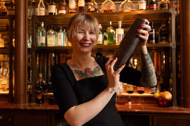 Swiss Mountain Spring, Baur au Lac, Zürich Barkeeperin Natascha macht Winterdrinks mit Swiss Mountain Spring Fotografiert am 05.12.2023
