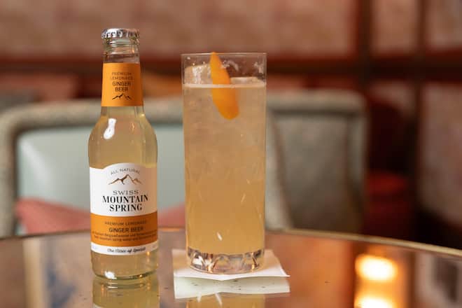 Swiss Mountain Spring, Baur au Lac, Zürich Drink: Cold Toddy 7cl Süssmost, 7cl SMS Ginger Beer, 2cl Zitronensaft, 2cl Ingwer Honig Sirup Im Longdrinkglas auf Eiswürfeln mit einer Orangenzeste serviert Fotografiert am 05.12.2023