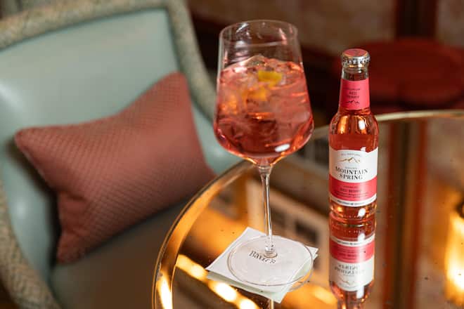 Swiss Mountain Spring, Baur au Lac, Zürich Drink:Berry Burst 4cl Himbeergeist, fill SMS Red Berry Im Weinglas auf Eiswürfeln mit einer Zitronenzeste serviert Fotografiert am 05.12.2023