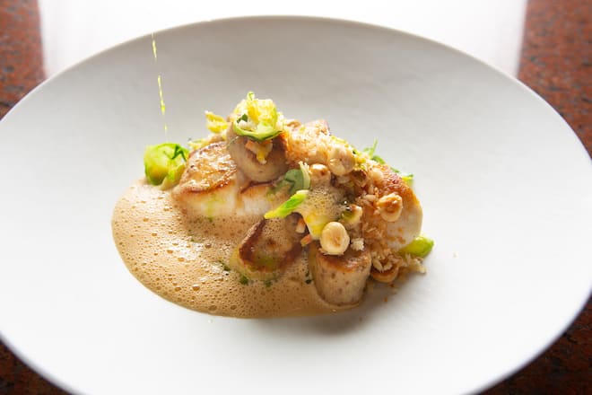 Atlantik Heilbutt-Filet mit Haselnussgnocchi, glasiertem Rosenkohl und Zitrusfrüchtefond