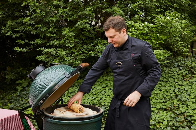 Galantine von der Maispoularde, ausgelöst und gerollt mit Spinat und einer Farce aus Rahm, Nussbutter und Pouletschenkelfleisch. Beilage auf Foodbild: Couscoussalat mit Kräutern (Kerbel, Estragon, Blattpeterli, Ruccola). Marco Böhler, Grillieren mit Freunden am Big Green Egg, im Garten des Restaurant Stucki, Basel, 04.05.2018, Foto Lucian Hunziker