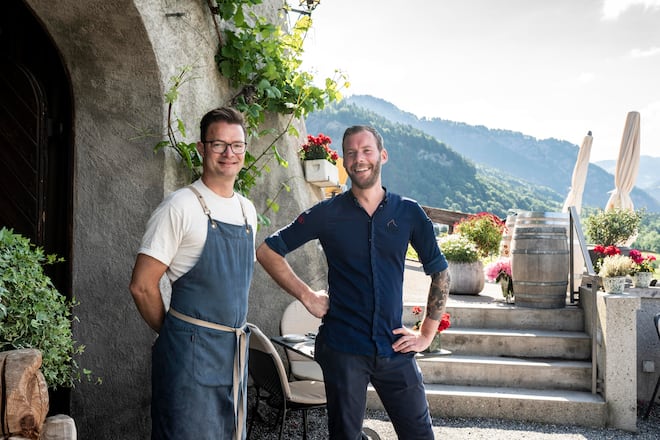 Alter Torkel, Jenins, Oliver Friedrich (l), Gatsgeber und David Esser, Koch, vor Eingang zum Restaurant Alter Torkel, Jenins © Nik Hunger