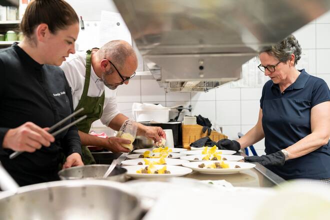 Ueli Kellenberger, Rössli Bad Ragaz, Agnolotti anrichten, Ueli und Doris Kellenberger mit Tochter Svenja