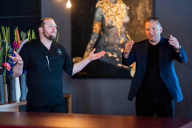 22.05.2024: Basel: GMC Nespresso Dinner bei Pascal Steffen im Restaurant Roots: Pascal Steffen mit Nespresso-Ambassador Dominique Niederhauser. © Valeriano Di Domenico