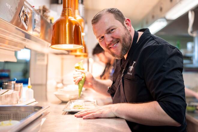 22.05.2024: Basel: GMC Nespresso Dinner bei Pascal Steffen im Restaurant Roots: Pascal Steffen mit seinem Team in der Küche bereitet den nächsten Gang vor: Spargel, Erbse und Wels . © Valeriano Di Domenico