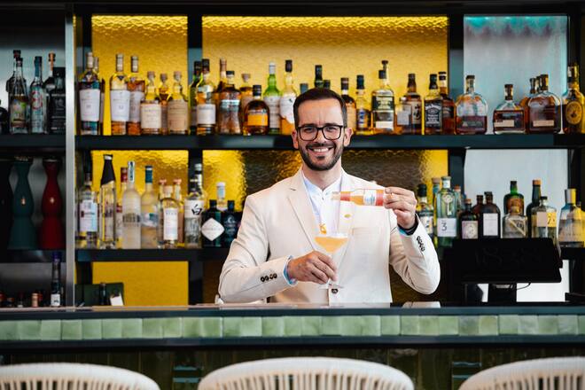 Barkeeper George Xanthoulis und seine vier Drinks mit Swiss Mountain Spring, Mandarin Oriental Savoy am Paradeplatz, Zürich Smells like Summer Vanille-Wodka Amaretto Agavennektar Limettensaft Aufgefüllt mit SMS Grapefruit Soda