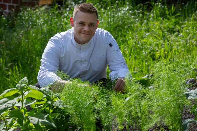 Küchenchef Andreas Laufer im Garten