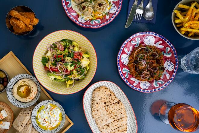 Markus Arnold und Tom Weingart betreiben im Museumspark des Bernischen Historischen Museums für drei Monate die Bar im Museumspark mit neuem Food-Konzept und Panorama-Lounge in 5 Meter HoÌhe.
