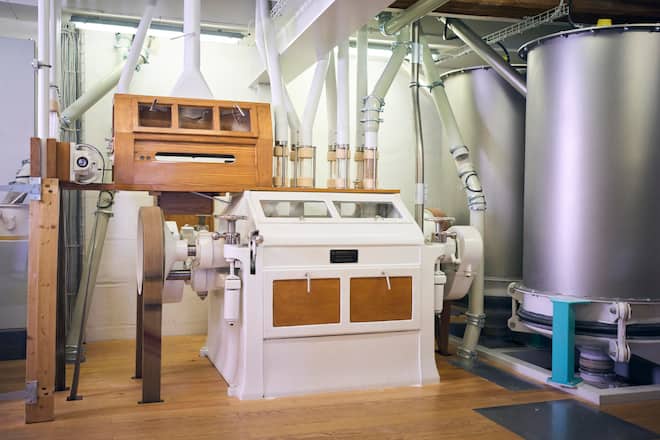 Mühle. Reportage in der Altbachmühle in Wittnau AG, betrieben von Erika, Adolf und Lukas (Sohn) Tschudi, wo Koch Pascal Melliger sein Mehl bezieht, 04.07.2024, Foto Lucia Hunziker