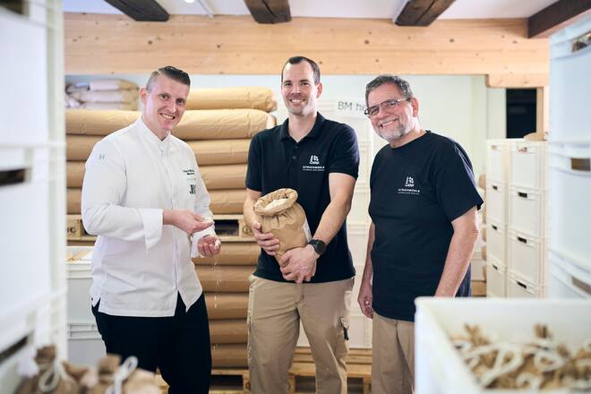 Lukas Tschudi (Junior), Pascall Melliger (in Weiss), Adolf Tschudi, Reportage in der Altbachmühle in Wittnau AG, betrieben von Erika, Adolf und Lukas (Sohn) Tschudi, wo Koch Pascal Melliger sein Mehl bezieht, 04.07.2024, Foto Lucia Hunziker