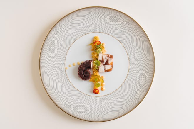 Marinierter Italienischer Pulpo mit Linsen, Kafir-Limetten, Portulak, Kresse, Mayonnaise mit Tasmanischem Pfeffer, Chili - Böni arbeitet bei Bernadette Lisibach auf der Terrasse - Neue Blumenau Lömmenschwil - Juni 2024 - Copyright Olivia Pulver