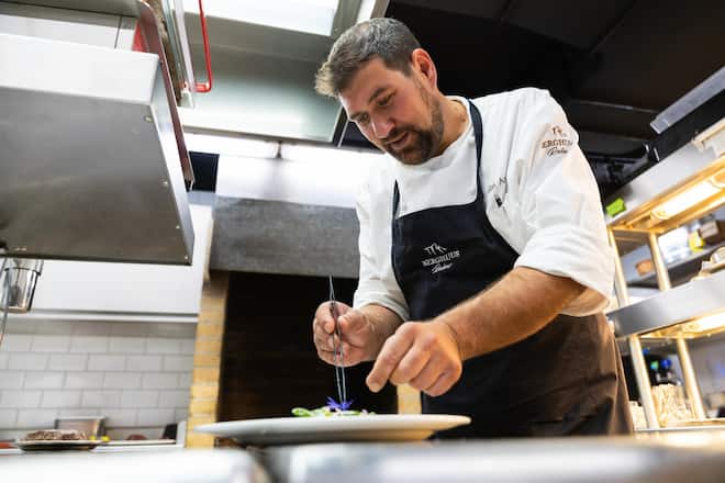 Fadri Arpagaus mit seinen Rindern auf der Alp, Rindscarpaccio