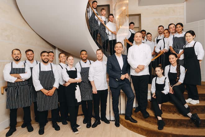 Kitchen Crew (Savoy, Orsini) mit General Manager Dominik Reiner - Mandarin Oriental Savoy Zurich - Hotel des Jahres 2025 - Sommer 2024 - Copyright Olivia Pulver