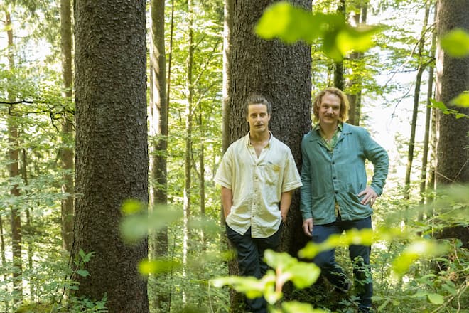 VILLA HUNDERT | BOUTIQUE MOUNTAINSCAPE Chef John Jezewski, Christian Brangenfeldt beim Kräuter, Zutaten Pflücken im Wald in der Nähe vom Hotel Fotografiert am 20.07.2023