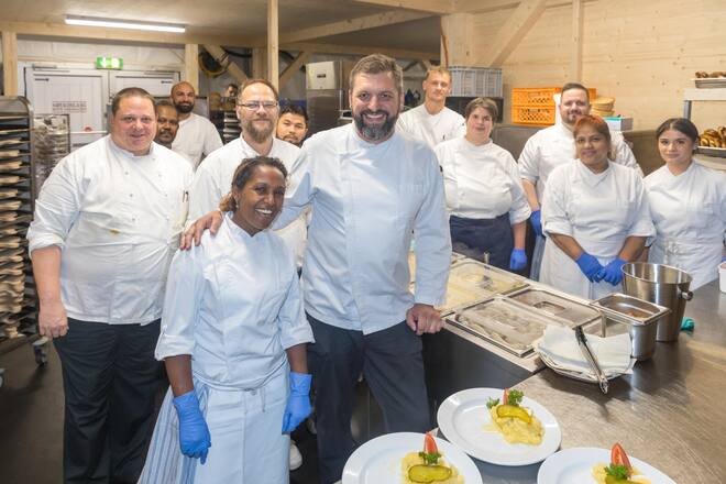 Böni tranchiert ... das Oktoberfest im HB Zürich Chef Julian mit Küchenpersonal Fotografiert am 26.09.2024