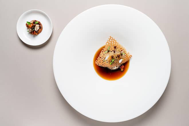 Pilzessenz: Dumpling | Miso | Pilz-Sablé - André Kneubühler, Chefkoch - Omnia Zermatt - Sommer 2024 - Copyright Olivia Pulver