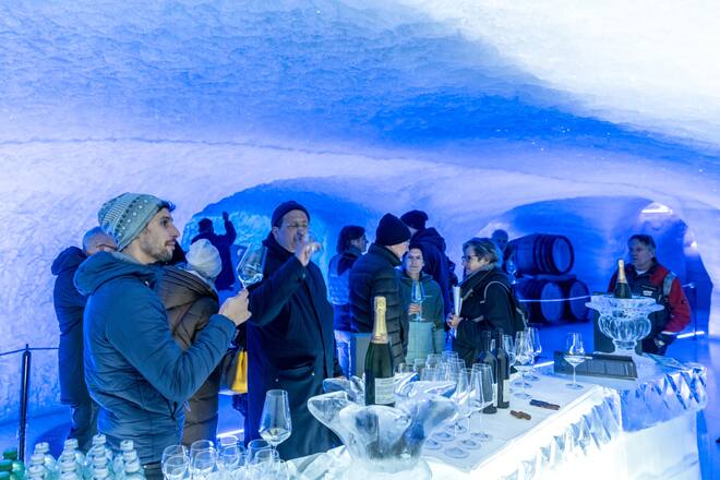 Vinum Vertikal, Weindegustation auf drei Höhen; Jungfraujoch BE Weindegustation Reportage mit Peter Keller Eisbar, Eispalast Fotografiert in Grindelwald am 12.10.2024