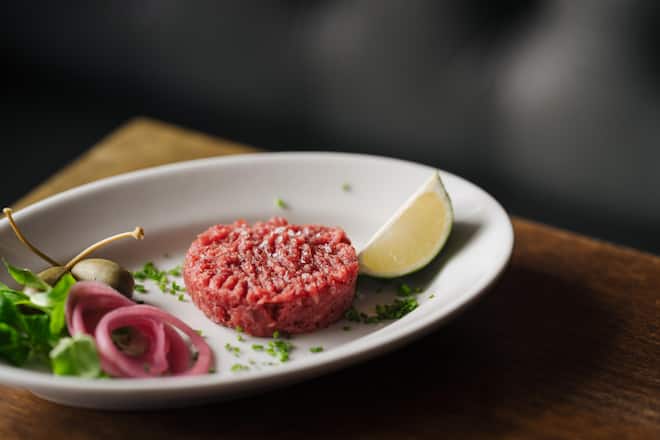 Tartar vom Eringer - Butcher's Table Zürich- Mario Pappa (Metzger) und Mitinhaber Lucas Oechslin (LUMA Delikatessen) - 24. Oktober 2024 - Copyright Olivia Pulver