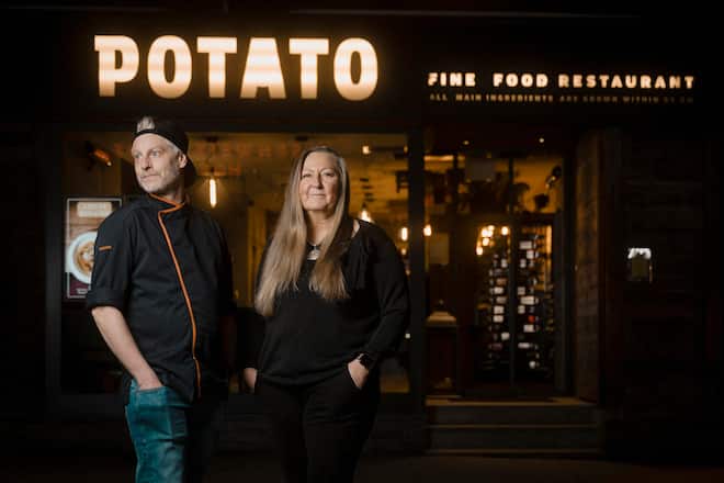 La manager et le chef du restaurant Potato, Susi Wicki et Alexandre Libert, mercredi 11 décembre 2024 à Zermatt. (© Gabriel Monnet)