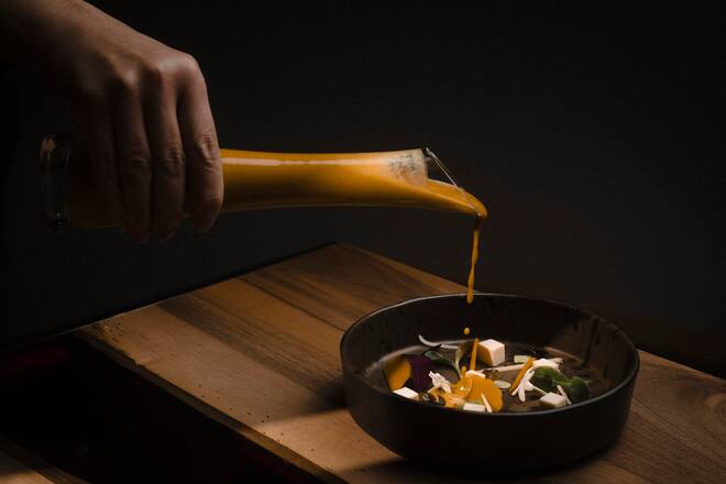 Entrée: potiron, fromage ricotta, vinaigre de Melfor. Restaurant Potato, 11 décembre 2024 à Zermatt. (© Gabriel Monnet)