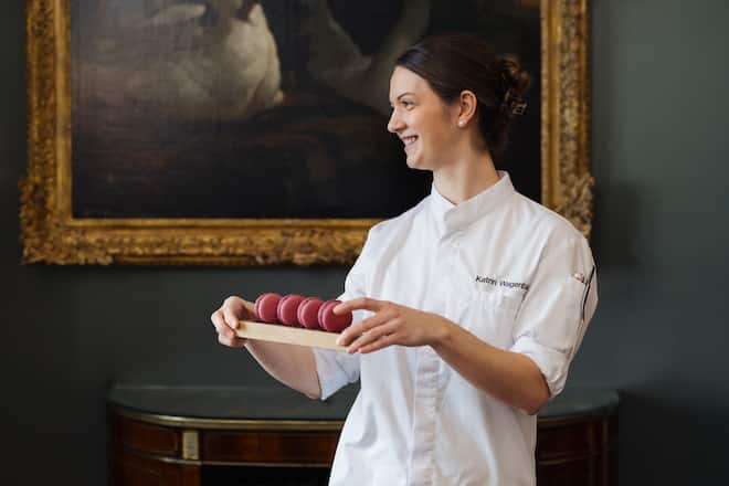 Katrin mit Glühwein-Macaron - Katrin Wagenblast Chef-Patissière im Dolder Grand zuständig für die Desserts im Haus, den Afternoon Tea und die Auslage an der Bar - Januar 2025 - Copyright Olivia Pulver