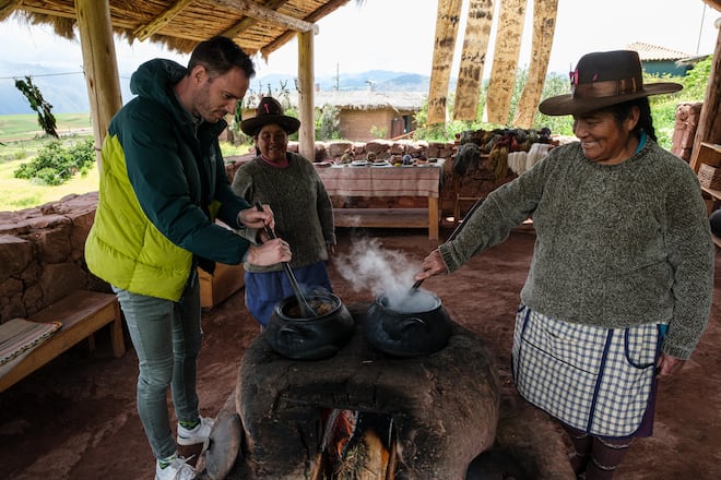 Das kulinarische Erlebnis im Mil: Nach dem Essen lud der junge Chef uns noch in die Küche ein Selbst Hand anlegen war auch möglich: Wir versuchten uns am Weben, was sich erstaunlich ähnlich anfühlte wie Kochen â ein langsamer, meditativer Prozess, der uns in eine ganz andere Welt versetzte. Inspirationsreise von Markus Arnold, Chefkoch Steinhalle Bern, in Peru