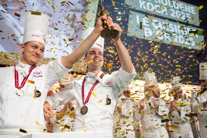 Sieger Joao Coelho mit Commis Bruno Schneider - Goldener Koch 2025 Finale - Kursaal Bern - Finalisten: Mirco Kristal, Elodie Schenk, Urs Koller, Joao Coelho, Olivier Hofer - Februar 2025 - Copyright Olivia Pulver
