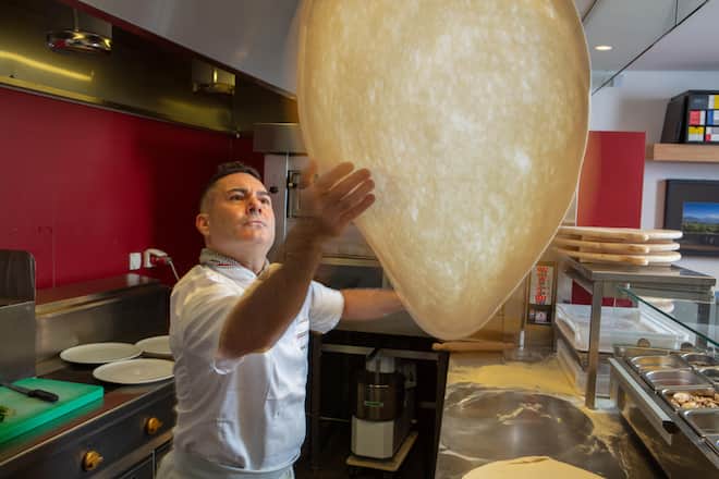 Pizzaiolo Luca Scalese im Restaurant Basta
