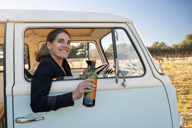 Rundfahrt im historischen VW Bus durch die Weinberge von Peyremale gefahren von Jean Tarbouriech mit Marie-Julian Izard und Cordier Verkaufsdirektor Michael Fischer