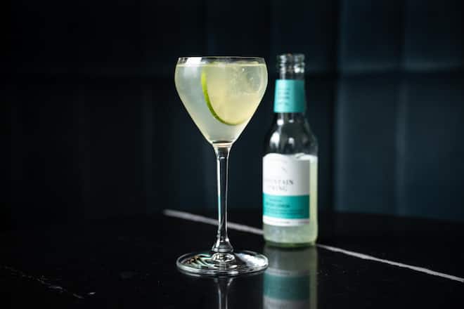 Capri Tea Weinglas 2cl Vodka Belvedere 4cl Limoncello Auffüllen mit Swiss Mountain Spring Bitter Lemon Zitronenscheibe