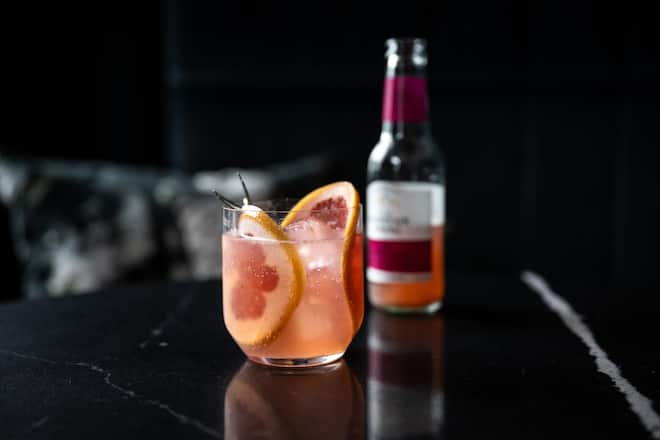 Peppered Cherry: 4cl Tequila 2cl lime juice Eiswürfel Auffüllen mit Swiss Mountain Spring Peppered Cherry Limonenscheibe Glasrand leicht salzen