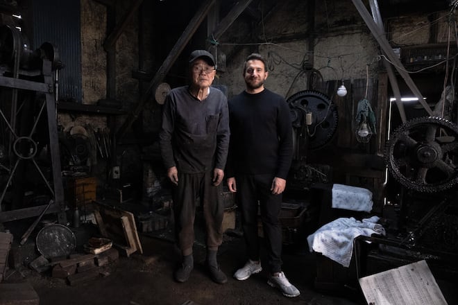 Marco Campanella in Tokio, Japan Am Donnerstag Vormittag folgt der Besuch bei Schmiedemeister Toshiki Nanbu in Echizen. In seiner Werkstatt entsteht jedes Messer von Hand. Der 85-Jährige zeigt ruhig und konzentriert, wie aus glühendem Stahl ein feines Küchenmesser wird.