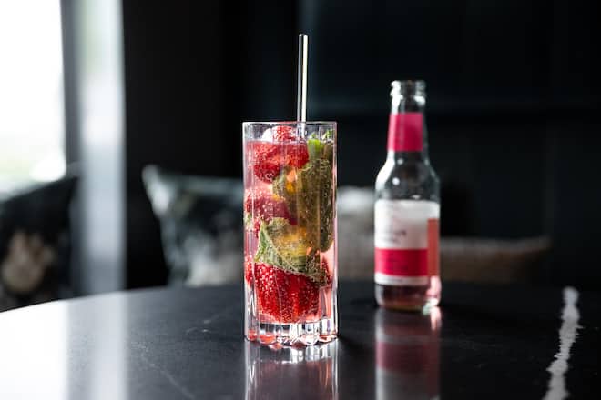 Strawberry *»Field» Forever Tumbler 2 Zweige Minze 4cl Gin Tanqueray 10 2cl Liqueur Merlet Fraise du Bois Eiswürfel Auffüllen mit Swiss Mountain Spring Red Berry