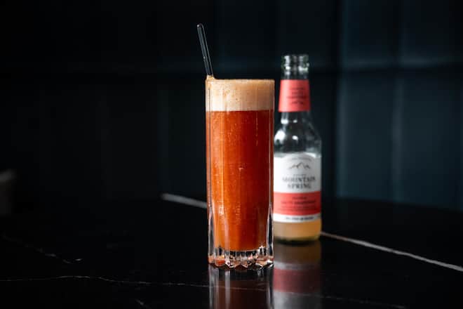 Tick Tock (Shaker) Weinglas 5cl Tequila Reposado 4cl Jus de Tomate Auffüllen mit Swiss Mountain Spring Salty Grapefruit Eine Glasseite leicht salzen