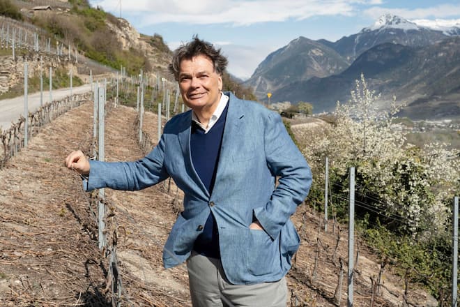 Pierre-Alain Mathier im windigen Weinberg der Domaines des Virets.
