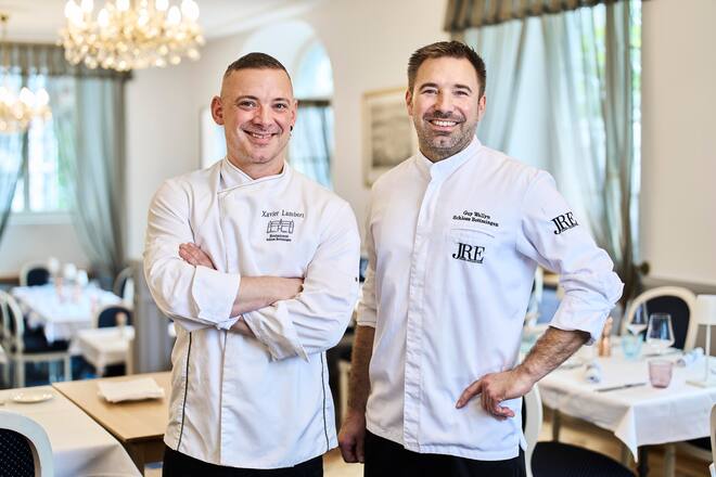 Xavier Lambert und Guy Wallyn (r.). Schloss Bottmingen, bei den Küchenchefs Guy Wallyn (Gourmet Louis) & Xavier Lambert (Brasserie Du Château), Gastgeber Peter Kapral, Bottmingen BL, 05.06.2024, Foto Lucia Hunziker