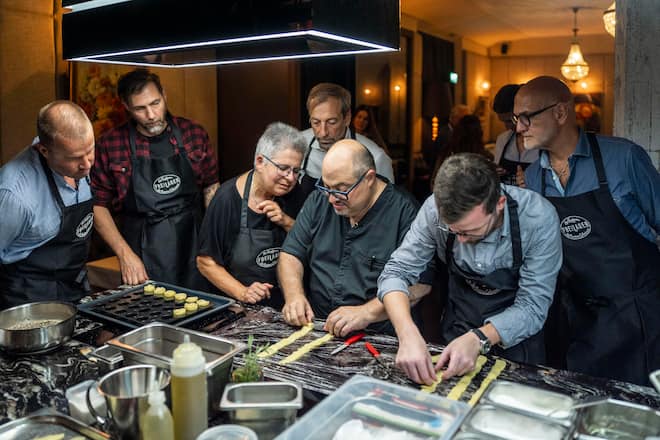 10.09.2025; Zürich: GMC - Cornèrcard Kochkurs bei Antonio Colaianni im Restaurant Freilager; Antonio Colaianni erklärt die einzelnen Arbeitsschritte und bereitet die Gerichte vor den Teilnehmenden zu. © Valeriano Di Domenico