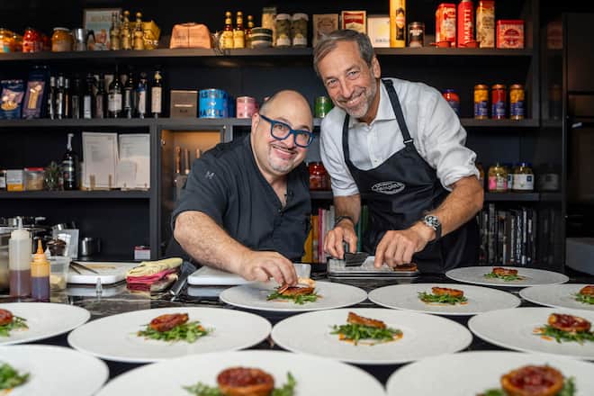 10.09.2025; Zürich: GMC - Cornèrcard Kochkurs bei Antonio Colaianni im Restaurant Freilager; Cornèrcard-CEO Alessandro Serralvo kocht gemeinsam mit Antonio Colaiani im Rahmen des Kochkurses. © Valeriano Di Domenico