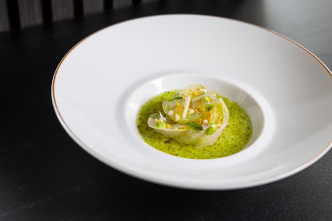 04.10.2025, Bürgenstock Resort, Chefs United, CHEF WEHRLE X TASTE OF ZERMATT, Gericht; Alpenzander-Ceviche mit Verjus, Apfel, Sellerie, Grüner Pfeffer by André Kneubühler Executive Chef - The Omnia (poto by Remy Steiner for Gault Millau)