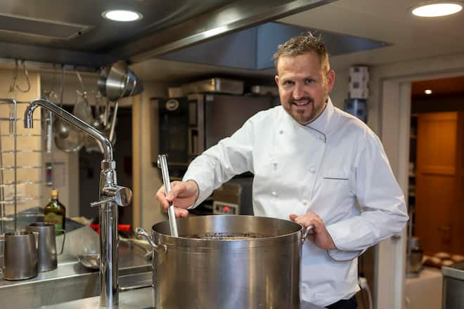 «Im Feld» Gurtnellen: Hecht, Gams & Banzogglä 16.08.2024; Gurtnellen-Dorf (UR): Wild essen bei Beat Walker im Restaurant Im Feld; Beat Walker bei der Arbeit in seiner Küche. © Valeriano Di Domenico