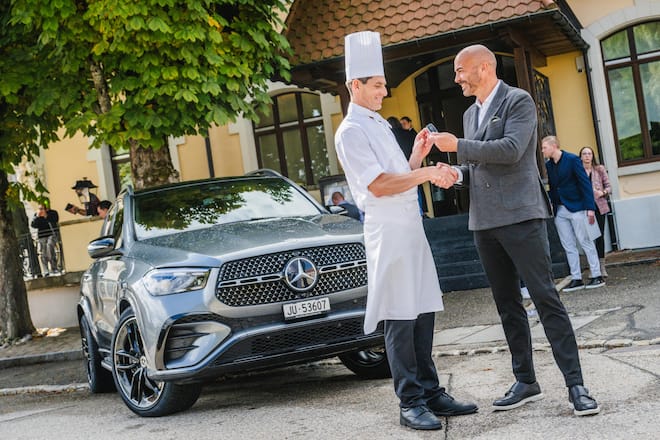Köche des Jahres fahren Mercedes-Benz: Marketing-Chef Patrick Bossart übergibt Jérémy Desbraux einen GLE 350 de 4MATIK.