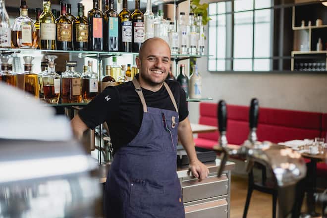 Und wo kehren Sie gerne ein, Stefano Corrado? Restaurant Anna, Zürich, Amex, Amex Talent 2021, Stefano Corrado, Maria Ventola, Foto: Digitale Massarbeit, Simon Kurt Restaurant Anna, Stefano Corrado, Zürich © Digitale Massarbeit