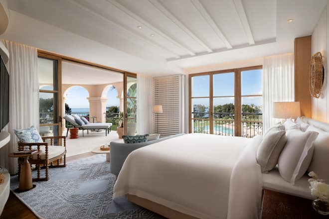 Photo shoot May 2025 St. Regis Mardavall, Zimmer, Mallorca, Spanien Carlota Muñiz RodrÃguez Account Executive carlota.muniz@truepr.es St. Regis Mardavall, Zimmer, Mallorca, Spanien Carlota Muñiz RodrÃguez Account Executive carlota.muniz@truepr.es