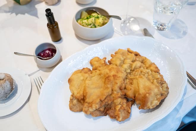 Bestes Schnitzel - GMC Böniger - Carlton Böniger tranchiert Schnitzel / Wienerschnitzel