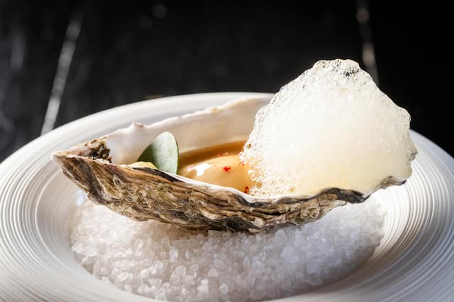 Peter Knogl im Trois Rois, Basel, 2025: Gillardeau Austern Nr.°2/Sudachi