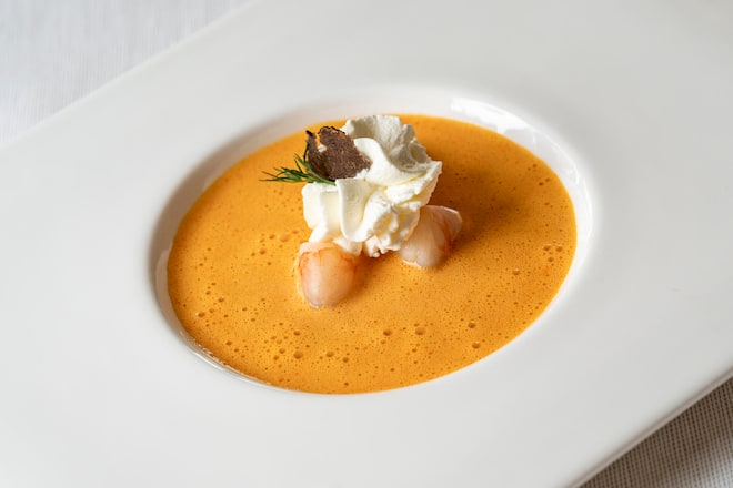 Hummerbisque mit Blacktigercrevetten, mit Cognac verfeinert, Rahmhaube mit eingelegtem Trüffel