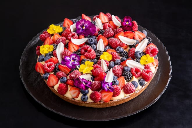 Ostermenü: 10 festliche Rezepte der Starchefs Mike Wehrle Seven Kitchen Buch 2023 Gerichte Gericht Dessert: Vanilletarte mit frischen Beeren by Mike Wehrle