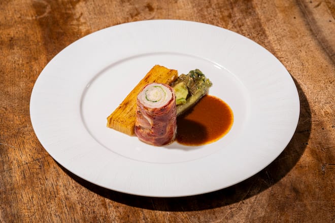 Besuch im Restaurant Bachhuus in Hinterrhein (Graubuenden) fuer GaultMillau. Involtini vom Alpschwein, Kartoffelschnitte, Puntarelle fotografiert am 20. Maerz 2026. Bild Yanik Buerkli