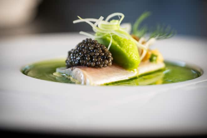 Mattias Roock kocht im Castello del Sole: COREGONE DEL LAGO MAGGIORE (mit Oona Caviar) finocchio fermentato â crema agli agrumi â aglio orsino Felchen aus dem Lago Maggiore â fermentierter Fenchel â Zitruscreme â Bärlauch Gericht: Castello del Sole, Ascona, TI